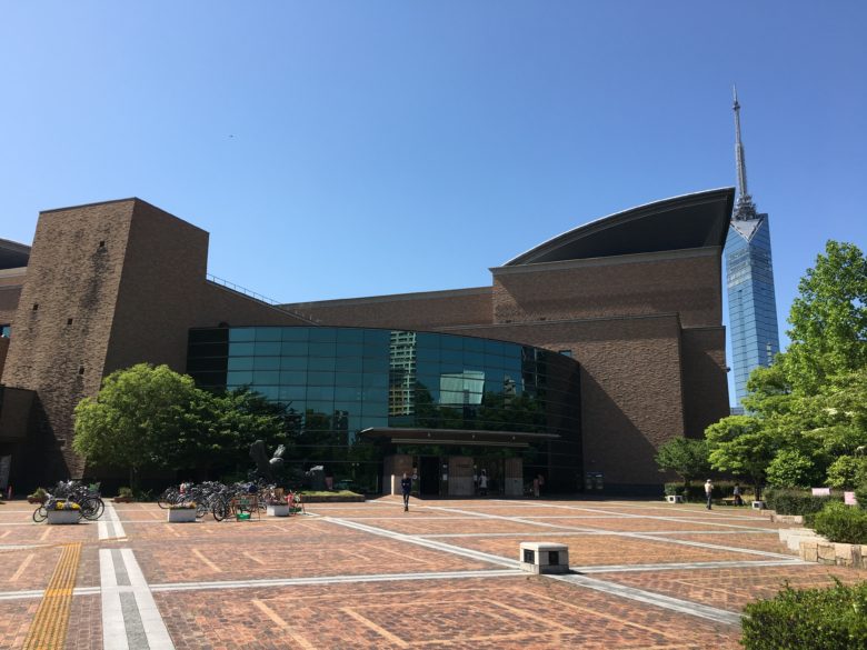福岡市総合図書館の全景