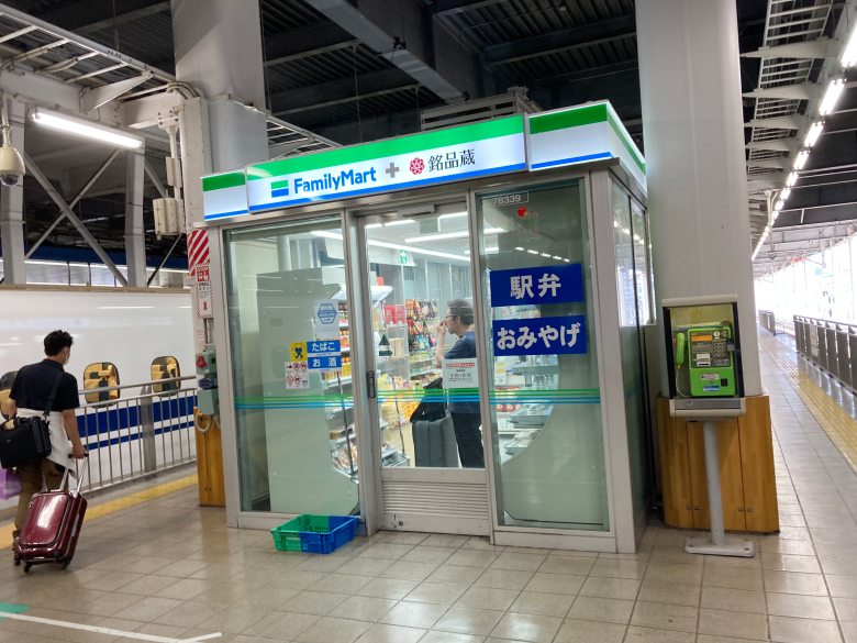 博多駅 ホーム コンビニ ファミリーマート