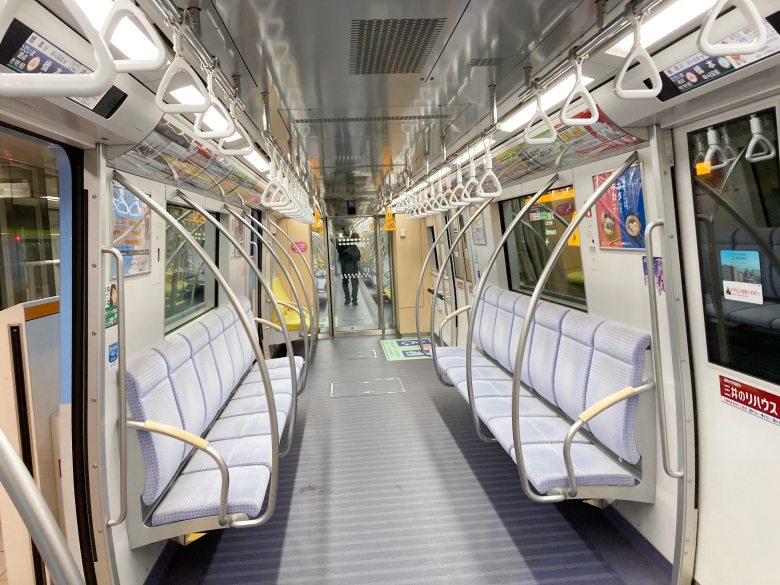 福岡市の地下鉄　七隈線　車両　車体