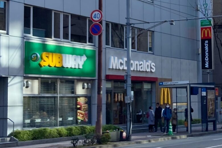 衝撃画像　マクドナルドとサブウェイが隣同士　福岡　赤坂