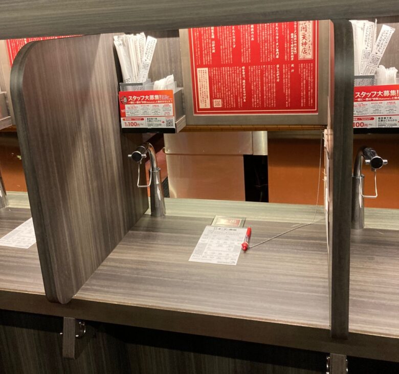 一蘭　ラーメン　カウンター席　写真　注文